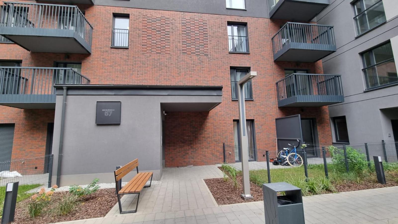Apartment Nowosc #madalinskiego57 - Centrum, Nowy Budynek- 2 Sypialnie, 2x Podwojne Lozka Oraz Rozkladana Kanapa, Osobna Kuchnia, Klimatyzacja, Balkon, Parking Podziemny, Self Check In 24h, Internet, Netflix, Ekspres, Pralka 1km Do Dworca Pkp