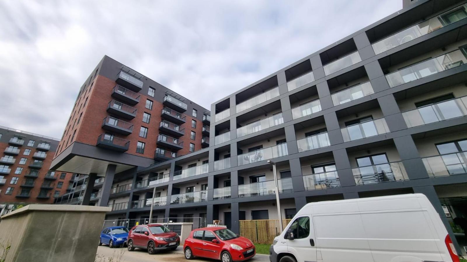 Apartment Nowosc #madalinskiego57 - Centrum, Nowy Budynek- 2 Sypialnie, 2x Podwojne Lozka Oraz Rozkladana Kanapa, Osobna Kuchnia, Klimatyzacja, Balkon, Parking Podziemny, Self Check In 24h, Internet, Netflix, Ekspres, Pralka 1km Do Dworca Pkp *